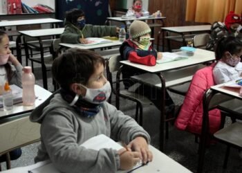 La vacuna pediátrica contra el coronavirus es segura y protege la presencialidad escolar