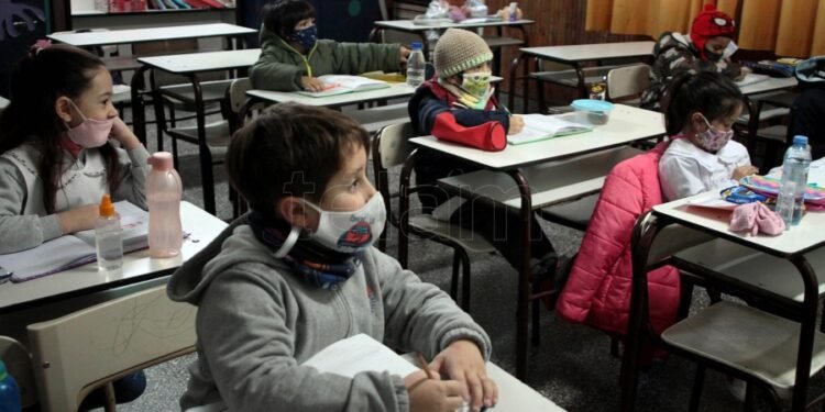 La vacuna pediátrica contra el coronavirus es segura y protege la presencialidad escolar