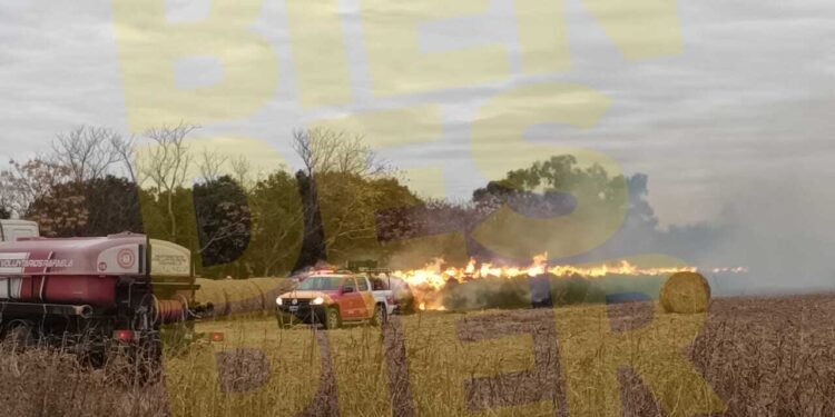 Cuantiosas pérdidas por incendio de rollos en un campo rafaelino