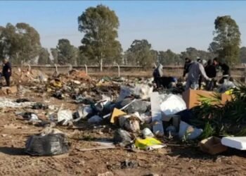 Continúan encontrando dólares en el basural de Las Parejas