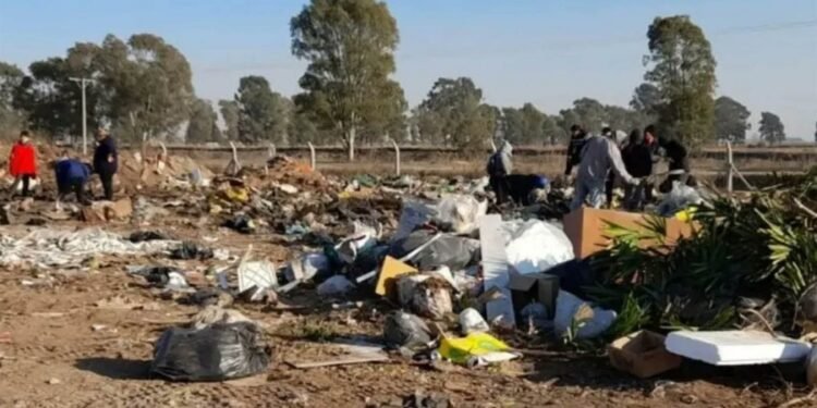 Continúan encontrando dólares en el basural de Las Parejas