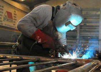 Metalúrgicos y municipales acordaron adelantar aumentos pactados en paritarias