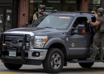 Seis muertos y 24 heridos en EEUU por un tiroteo en un desfile