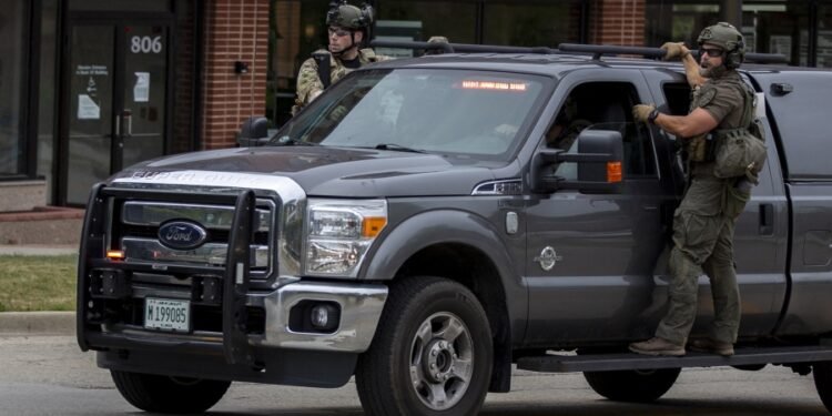 Seis muertos y 24 heridos en EEUU por un tiroteo en un desfile