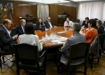 Turistas extranjeros podrán vender hasta US$ 5.000 al tipo de cambio financiero