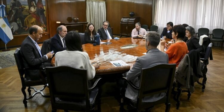 Turistas extranjeros podrán vender hasta US$ 5.000 al tipo de cambio financiero