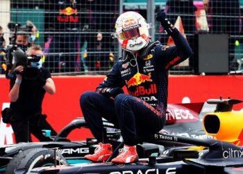 Verstappen aprovechó todo y ganó en Francia
