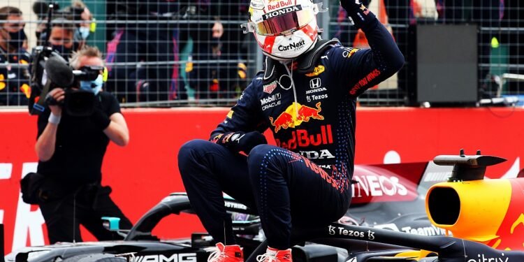 Verstappen aprovechó todo y ganó en Francia