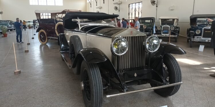Un lujo rafaelino: inauguró una gran muestra el Club de Autos Antiguos