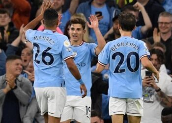 Julián Alvarez anotó sus primeros dos goles en la Premier para un City arrollador