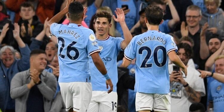 Julián Alvarez anotó sus primeros dos goles en la Premier para un City arrollador