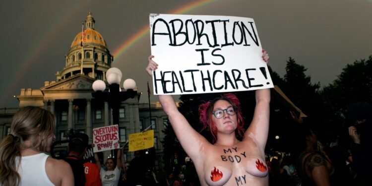 Biden firmó un decreto para garantizar el aborto a quienes viven donde fue derogado