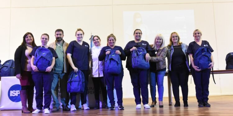 Entregaron mochilas técnicas a alumnos de Enfermería del ISP Nº 2