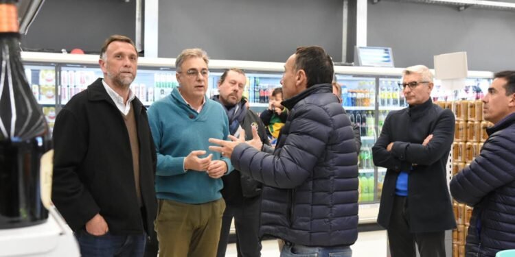 Castellano visitó la nueva sucursal de Pingüino en barrio Mora