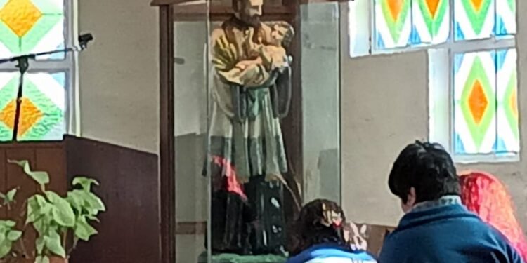 Una multitud veneró a San Cayetano en la parroquia del barrio Amancay