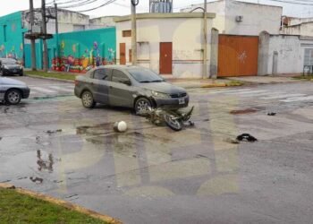 Accidente moto-auto en barrio 9 de Julio