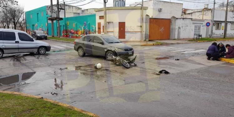 Accidente moto-auto en barrio 9 de Julio