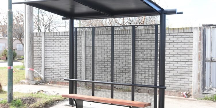 Construyeron nuevas garitas para pasajeros del transporte público