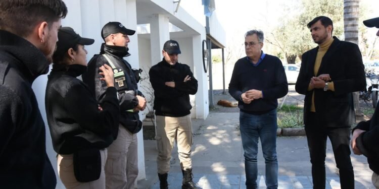 Castellano visitó al equipo de la GUR que salvó a un niño