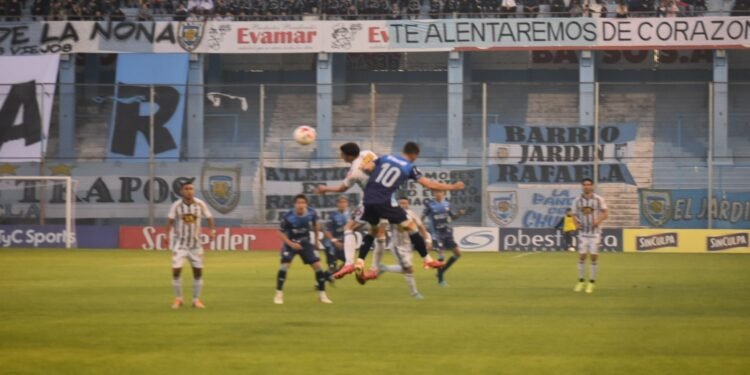 Atlético volvió a perder y se hunde en el precipicio