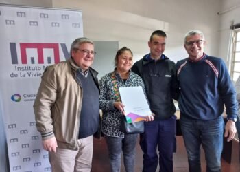 Entregaron escrituras a 8 familias