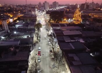 Ya funciona la nueva iluminación de Avenida Mitre