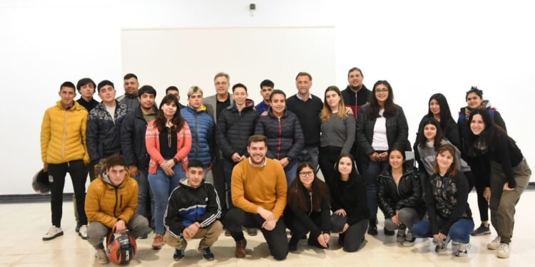 Ingresan a trabajar en empresas locales 30 jóvenes y ya son 402 durante el 2022