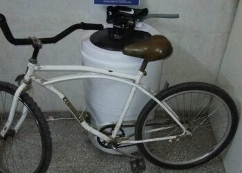 Lo estaban denunciando por robar un bicicleta y llegó a la Comisaría… en la bici robada