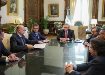 Alberto firmó con Perotti un convenio para garantizar el Acueducto Biprovincial