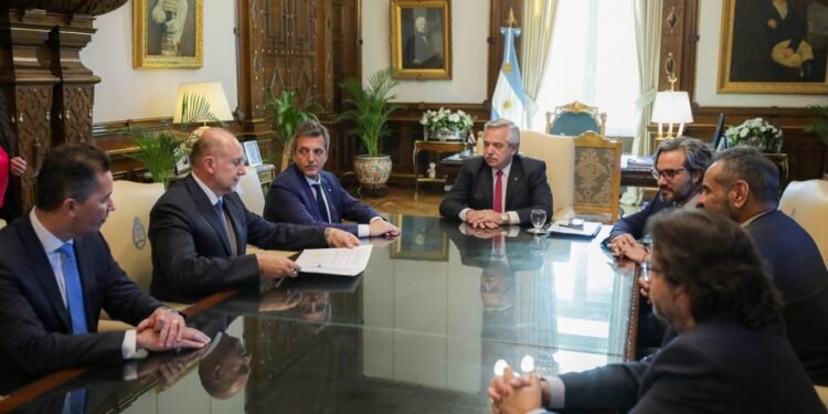 Alberto firmó con Perotti un convenio para garantizar el Acueducto Biprovincial