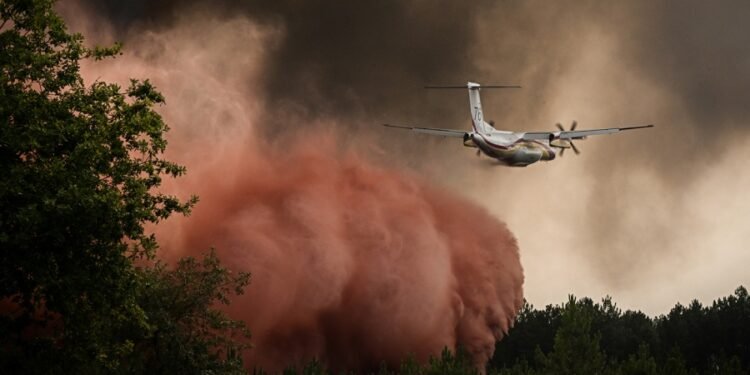 Continúan los incendios forestales en Francia en medio de una nueva ola de calor