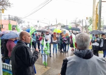 Docentes rafaelinos protestaron frente a la Regional III