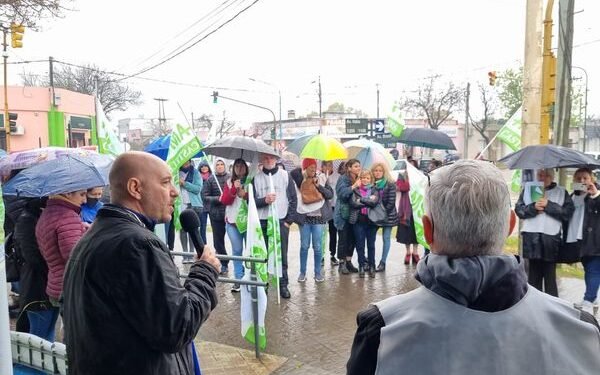 Docentes rafaelinos protestaron frente a la Regional III