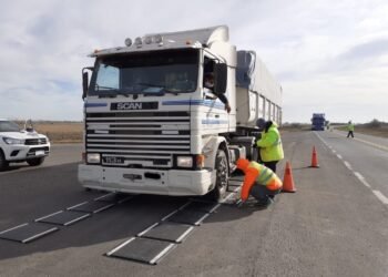 Millonaria multa a tres camiones por exceso de carga en Zenón Pereyra