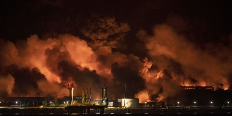 Grave incendio en un complejo petrolero de Cuba