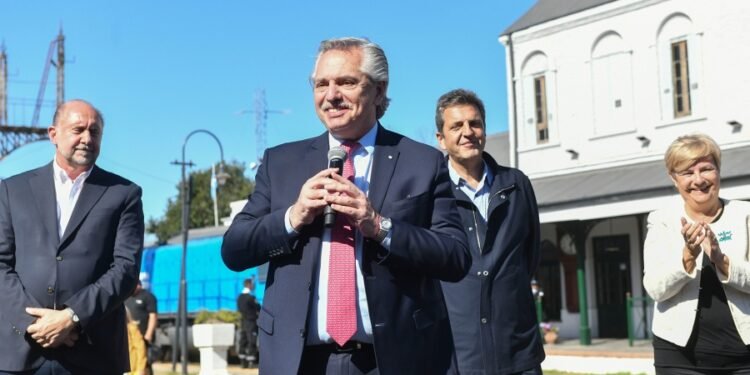 Fernández y Perotti reinauguraron el ramal ferroviario Rosario-Cañada de Gómez