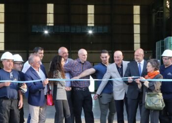Perotti participó de la inauguración de una planta de procesamiento de vidrio