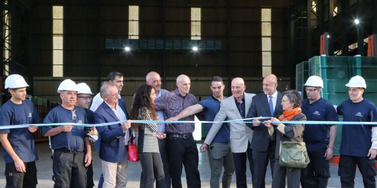 Perotti participó de la inauguración de una planta de procesamiento de vidrio