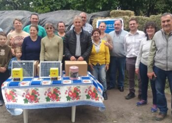 Provincia entregó fondos a productores lecheros de Villa Ocampo