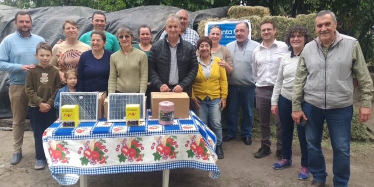Provincia entregó fondos a productores lecheros de Villa Ocampo