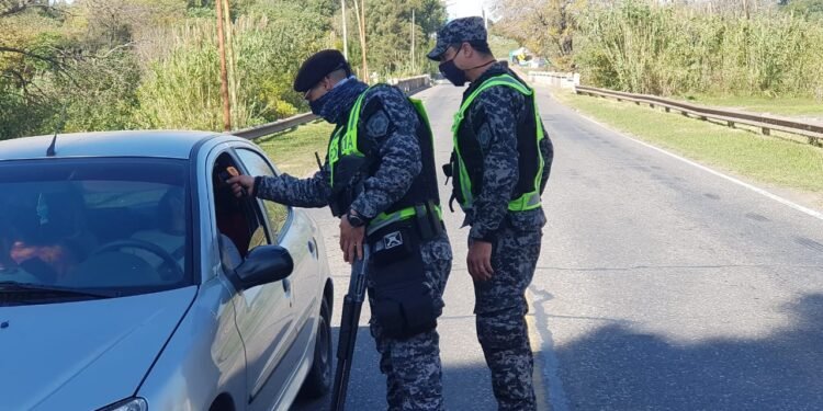 Realizan operativos de control en los ingresos a la provincia