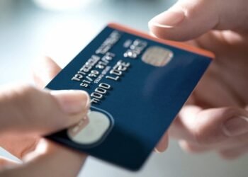 Multaron a un banco y a una tarjeta por daño moral y psicológico a una clienta