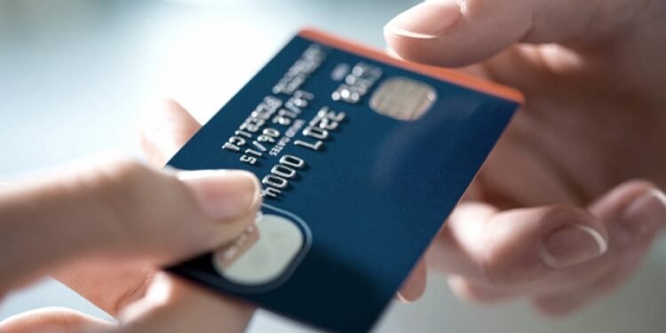 Multaron a un banco y a una tarjeta por daño moral y psicológico a una clienta