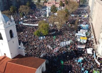 Multitudinario acto en respaldo a la democracia y contra la violencia política