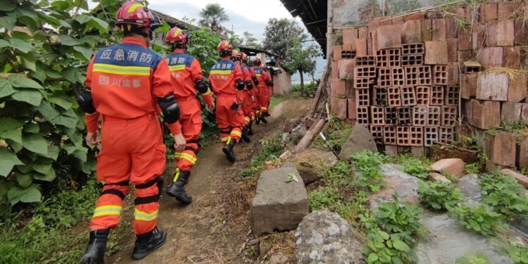 Sube a 46 la cantidad de muertos por un sismo en el suroeste de China