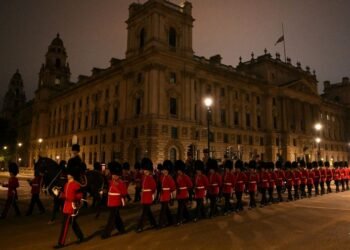 El féretro de Isabel II llega a Londres para seis días de homenajes y un funeral de Estado