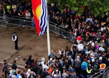 Miles de personas esperan horas para dar el último adiós a la reina Isabel II