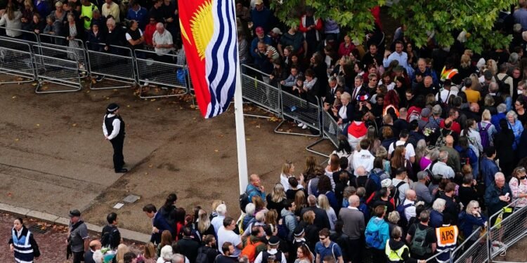 Miles de personas esperan horas para dar el último adiós a la reina Isabel II