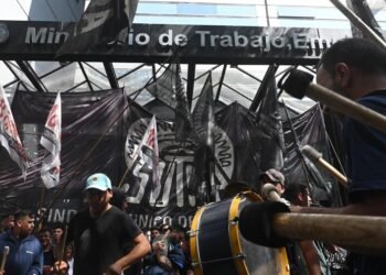 Las negociaciones por el conflicto del neumático seguirán hoy en Trabajo