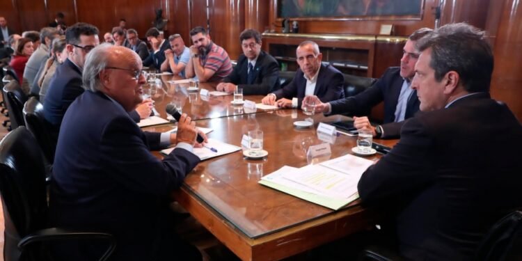 Empresarios advierten que sólo hay neumáticos para 10 días